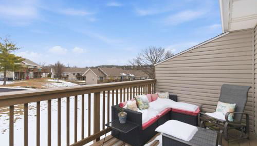 Happy Place Hideaway - Walk to Taneycomo! - Photo 3