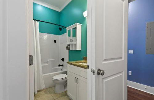 Renovated Dog Friendly Duplex Near Food & Fun Fully Fenced Yard and Private Parking - Foto 17