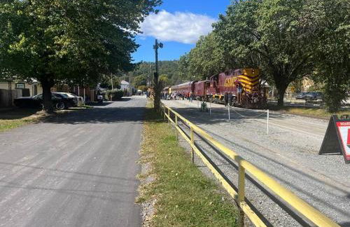 The Fishing Hole #4 Near Town - Foto 54