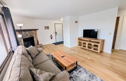 Spacious Downtown 2-bdrm Apartment - Photo 18