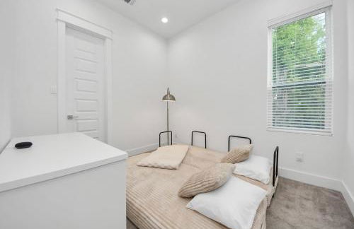 Stylish & Spacious 3BR Gem With Hot tub Near Downtown - Foto 16