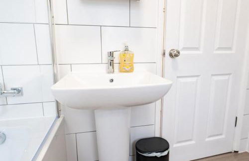 Great 3 bed Handbridge home Sleeps 6 EV Charger - Photo 20