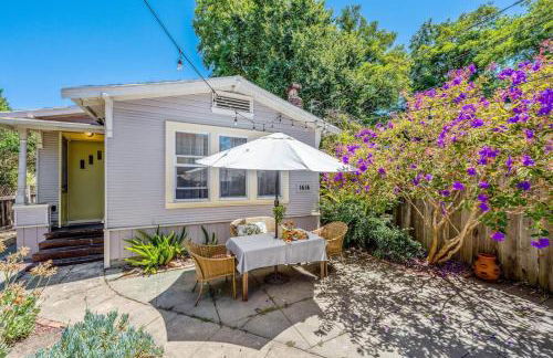 Refined and Roomy 1BD House with Laundry - Foto 2