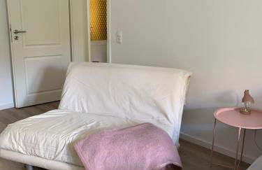 Erdgeschoss-Wohnung mit 2 Schlafzimmern, Balkon und Parkplatz - Foto 1