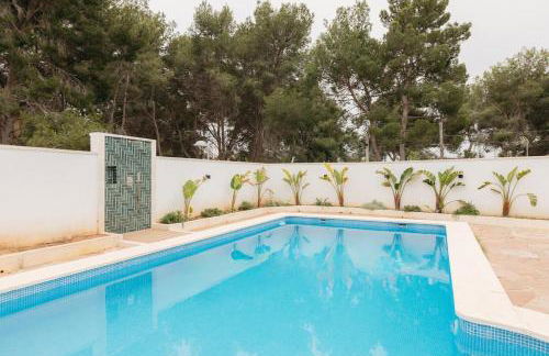 Spacious villa with private pool & garden for 4 - Photo 53