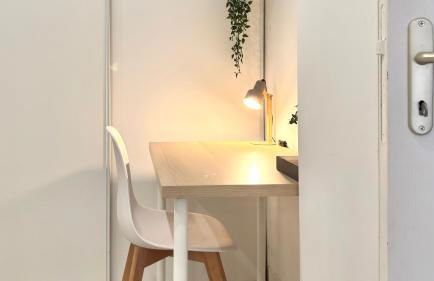 Central Studio - Bright & Modern - Private Terrace - AirCon - Near Train & Beach - Foto 6