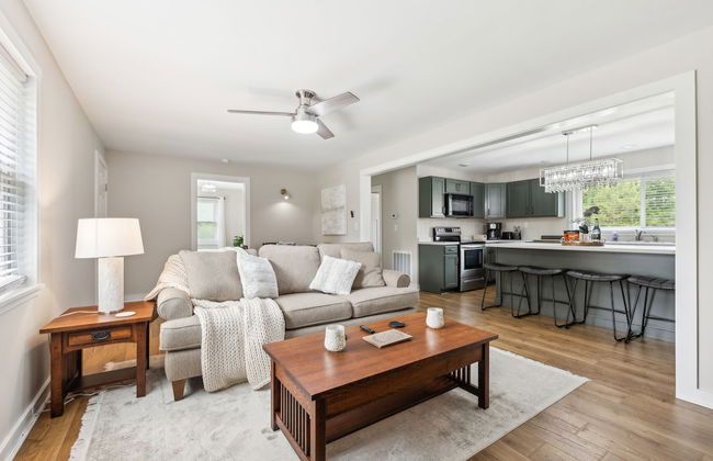 Tranquil Cozy 3br Home With Deck & Bbq 3 Bedroom Home by RedAwning - Photo 1