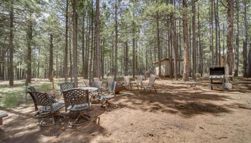 Fire Pit and Grill Spacious Forest Lakes Chalet - Foto 2