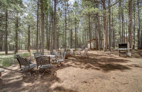 Fire Pit and Grill Spacious Forest Lakes Chalet - Foto 2