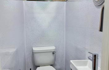 2 Bed Cosy House in London by Zaftastic Stays - Photo 14