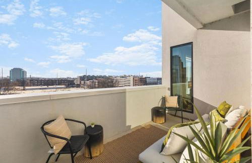 Penthouse Condo on River with Garage and Patio, Walk Downtown - Foto 35