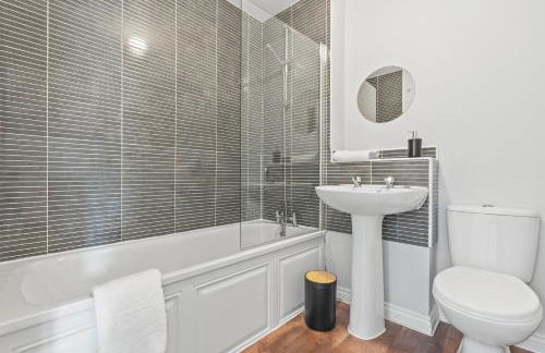 Stylish 4 Bedroom House in St Neots w Free Parking - Foto 5