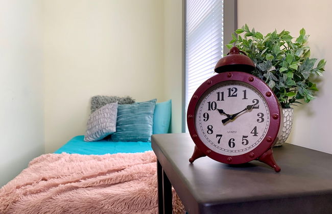 The Eastside Manor - Private Yard & Parking, Near Falls & Casino by Niagara Hospitality - Photo 9