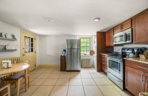 Downingtown Manor - 1900s Farmhouse with Creek Views - Foto 25