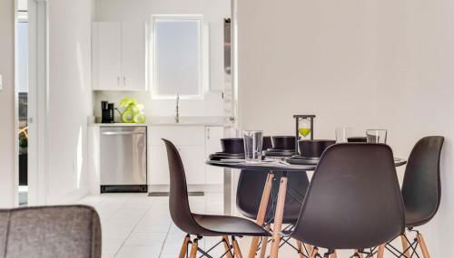 Skyline 2BR I Free Parking I King Bed I Workspace - Foto 3