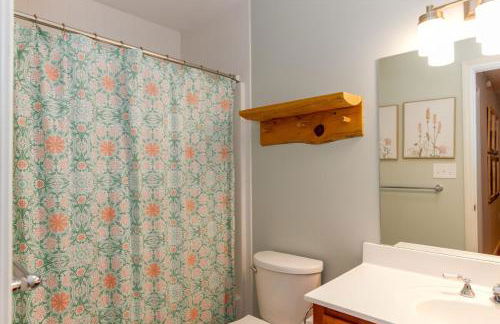 Secluded 4 bedroom with hot tub minutes from campus - Foto 28
