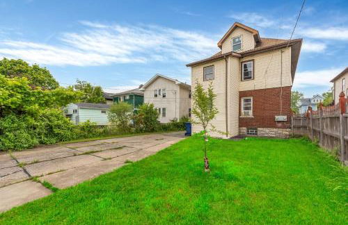 Renovated Main Floor Large 3 Bed House - Photo 29
