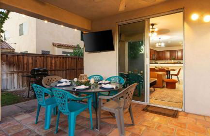 Desert Oasis w Pool Spa BBQ Outdoor Dining Under the Palms Calle Tolosa by AvantStay - Foto 40