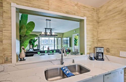 Relaxing Waterfront 2-Story Retreat with Pool Access - Foto 13