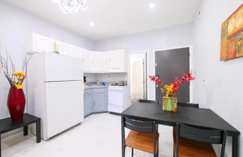 Sleek one-bedroom abode near NYC - Photo 7