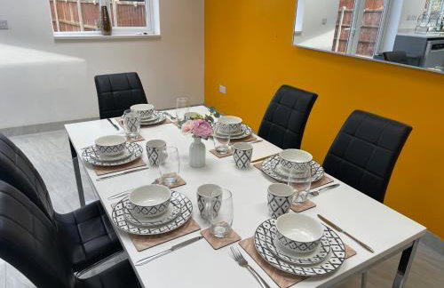 Luxurious Detached Holiday House Free Parking near Airport Town Centre Railway Station - Foto 3