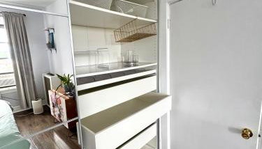 Sunny Jersey City 1BR, 25 min to NYC, 15min to EWR, King Bed, Hammock & Park Views - Foto 5, wardrobe