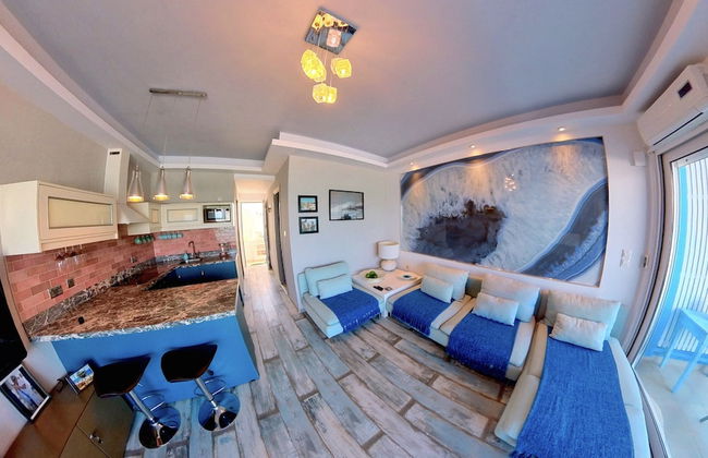 Deluxe Beach Apartment- Sleeps 2 & Private Terrace - Foto 12