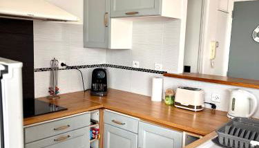 PORT DE HYERES - Appartement 40m2 - 4 personnes - place de PARKING - Foto 4, stove, toaster