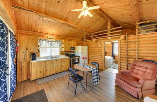 Cozy Farm Cabin - 9 Mi to Trout Creek! - Foto 8