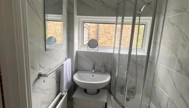 Contractor Friendly 3 Bed Home with Parking in Harlow, Essex - Foto 4, towels, Shower