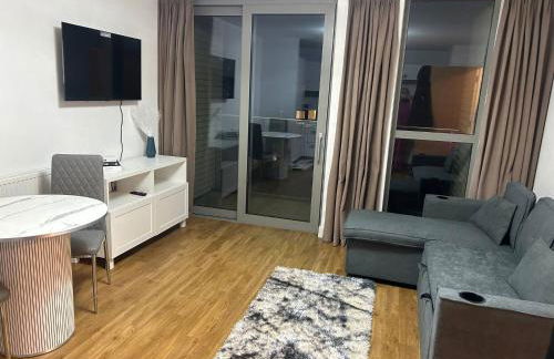 Central 1-Bed Apt for 4 Close To Transport Shops - Foto 1