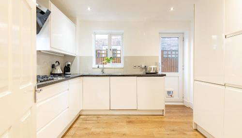 5 Bed House Heathrow Egham Virginia Water Sleeps 7 or Up To 8 If Sharing Beds, Mid To Long Term Bookings Welcome - Foto 3