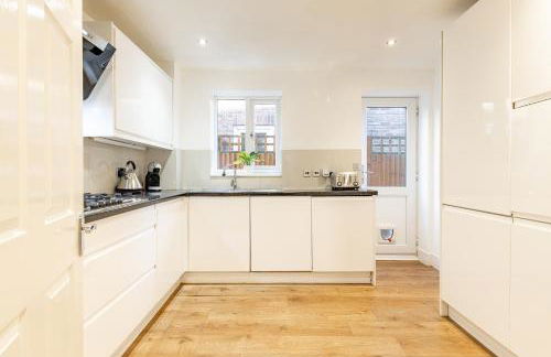 5 Bed House Heathrow Egham Virginia Water Sleeps 7 or Up To 8 If Sharing Beds, Mid To Long Term Bookings Welcome - Foto 3