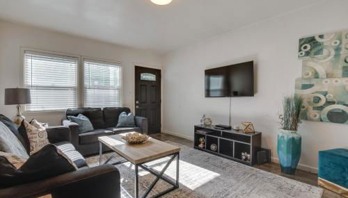 Van Nuys Abode with Patio, 7 Mi to Universal Studios - Foto 2