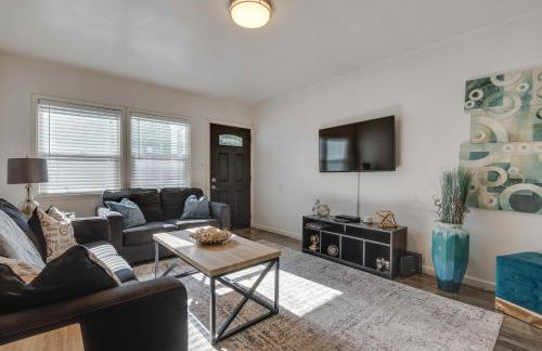 Van Nuys Abode with Patio, 7 Mi to Universal Studios - Foto 2