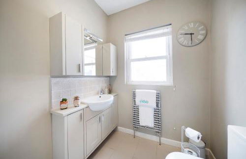 4 bedroom home with Garden, Game room, Parking- Esho Stays - Foto 26