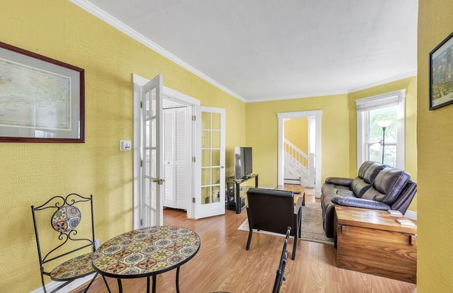 Unique Charmer: Outdoor Space & More Near Um 3 Bedroom Home by RedAwning - Foto 13