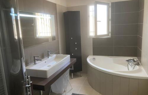 Villa récente avec piscine privée - Foto 12