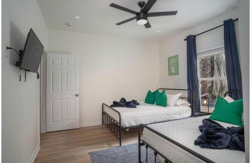 Vibrant 4BR3BA Oasis Near Happy Downtown - Foto 28