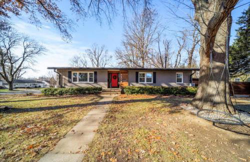 3BR Overland Park Home with Patio and Waterfall Pond - Foto 45