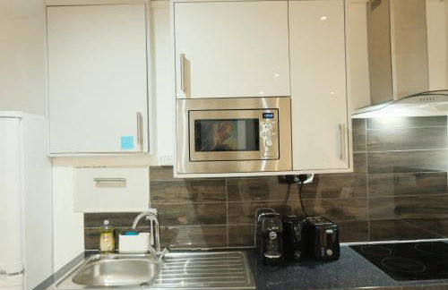 Amanah Properties - Stylish Retreat for Friends & Families Zone 1 Sleeps 5 - Foto 17