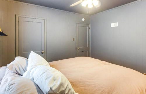 Updated and Charming! Waterloo Home with Patio - Foto 19