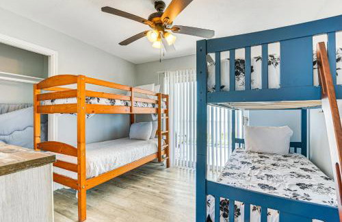 Walk to Beach Home with 2 Decks in Galveston! - Foto 22