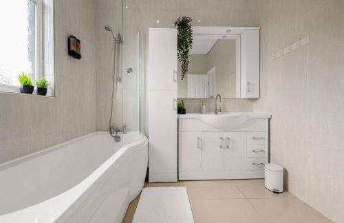 Bright and Cosy 3-bedroom Home near Manchester - Free parking - Sleeps 6 - Foto 33