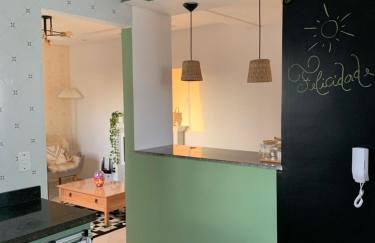 Sacada com ar, rede, pôr do sol, lareira e cinema no Candeias - Foto 23