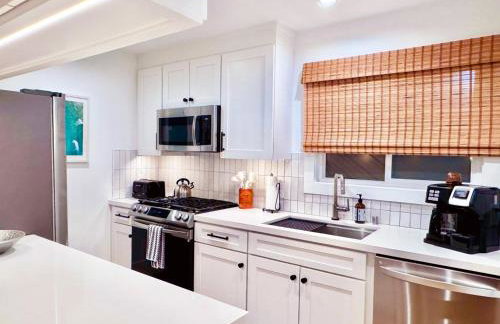 2026 Award Winner, Luxe 2BR, steps to sand & pier, with fire pit, AC and parking - Foto 6
