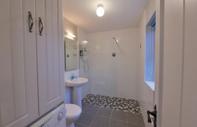 10mindrivecliffsofmoher-cozy2br-parking-wifi - Photo 11