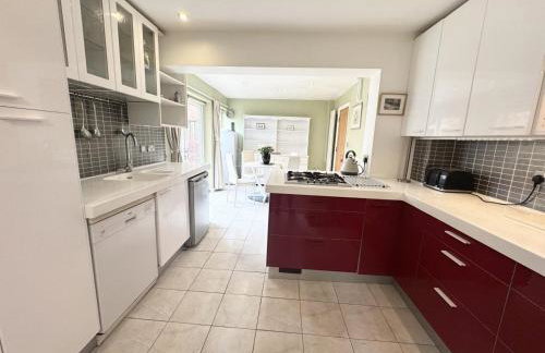 3 Bed with parking, ideal for families - Photo 3