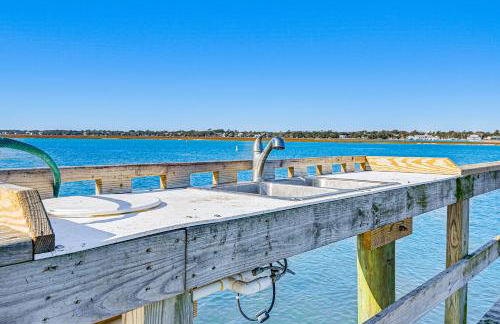 Waterfront Gem with Balcony in Garden City - Foto 27