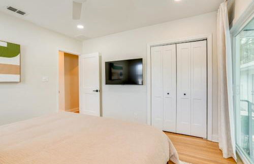 Mid-Century Lakeland Home with Game Room! - Foto 12
